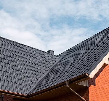 An experienced Calgary roofing crew